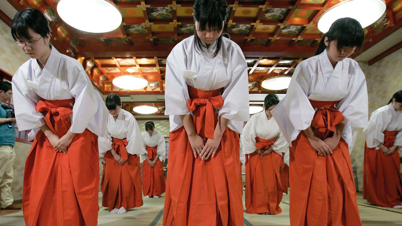 Women in traditional Japanese dress