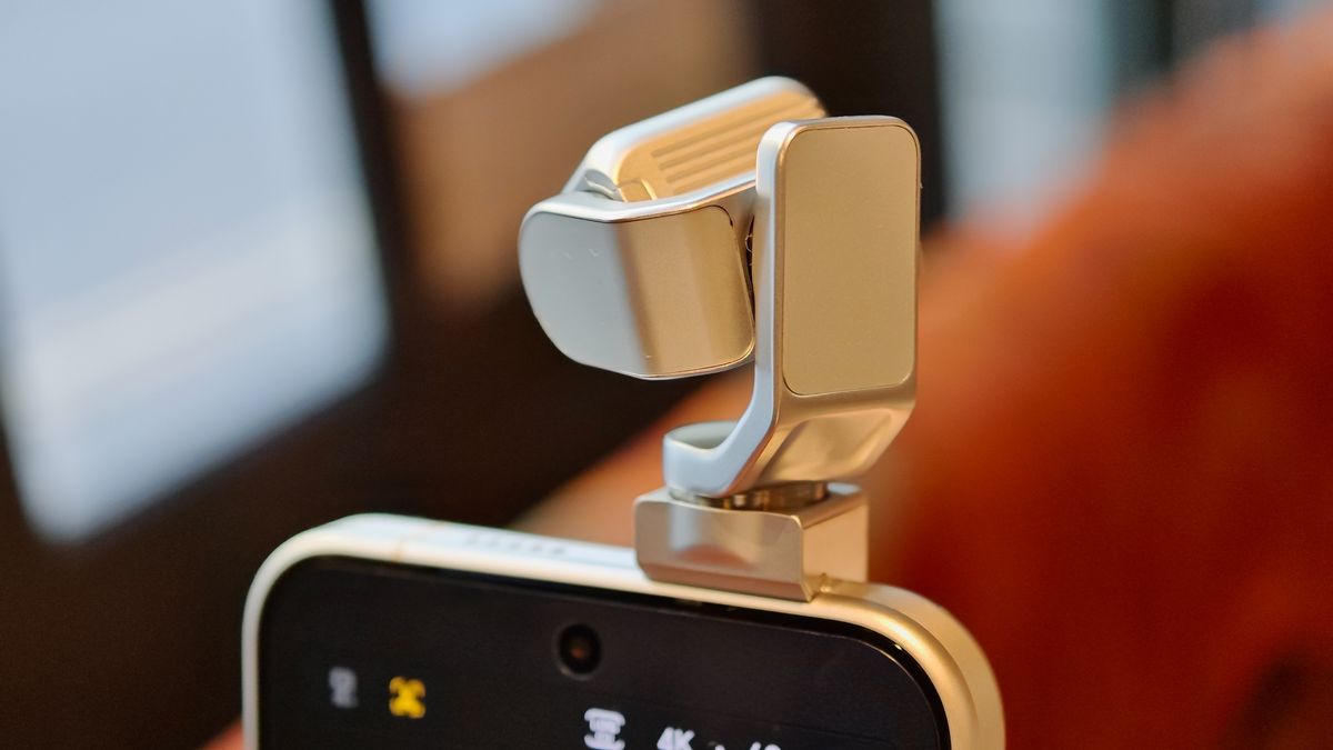 Hands on with the Honor Robot Phone with a 4DoF motorized retractable gimbal