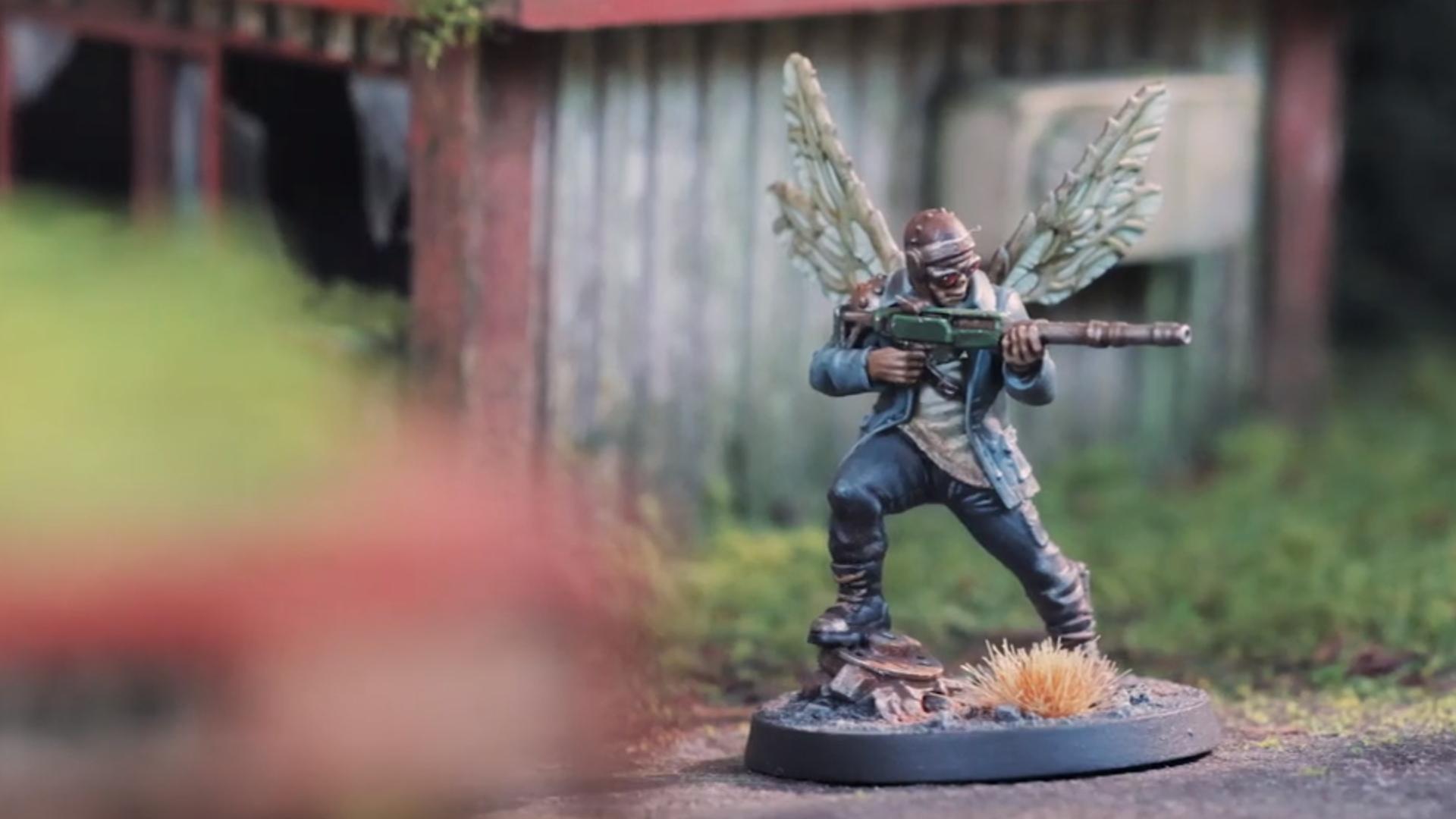 Una toma de una miniatura de Zone Wars con alas de mariposa y un rifle de francotirador al aire libre