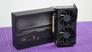 AMD Radeon RX 7600 på en lilla duk