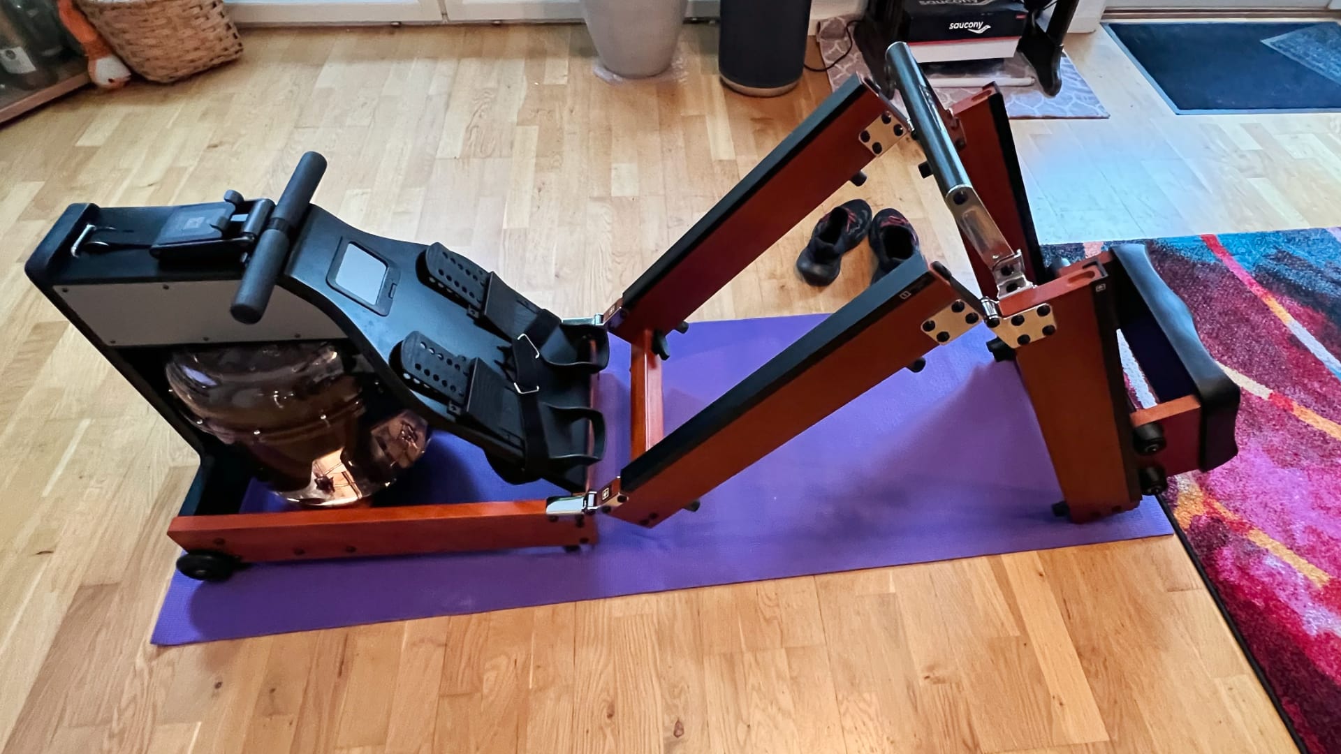 Kingsmith Rowing Pad Pro hopfällbar roddmaskin i vardagsrum