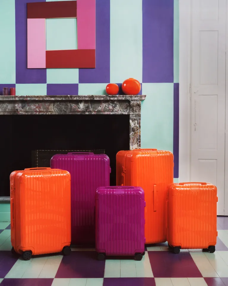 Rimowa lança malas Orange e Magenta para 2026