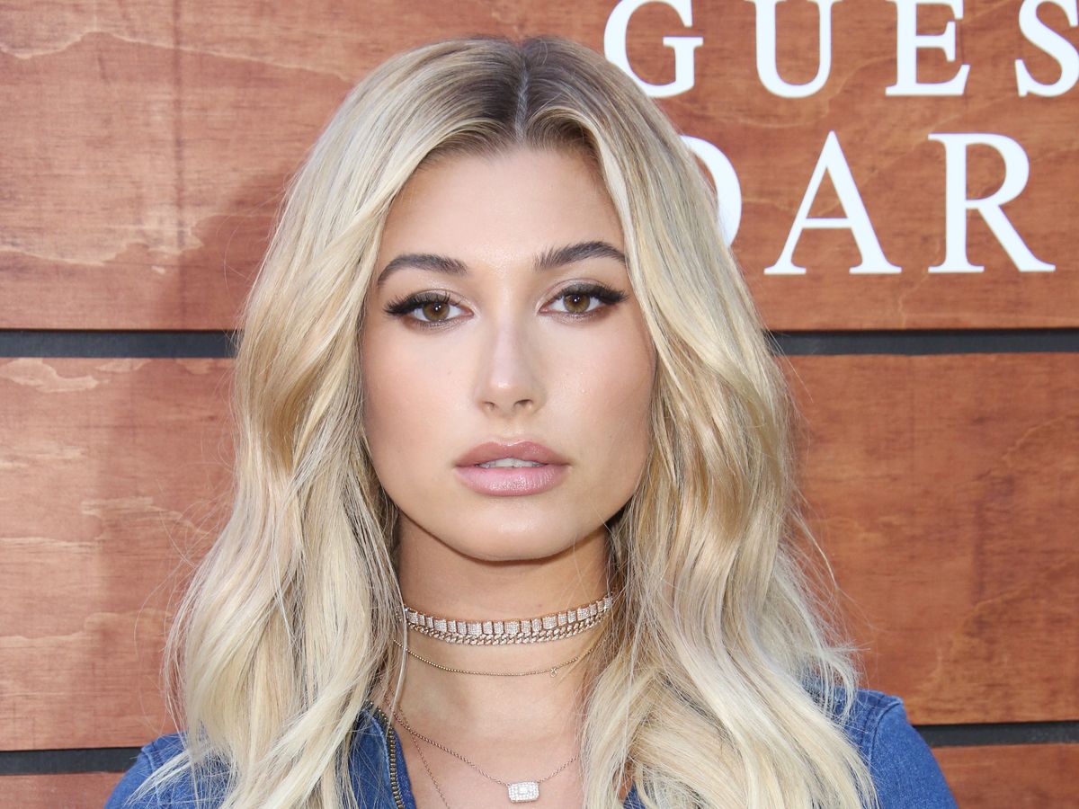 Hailey Baldwin lance sa propre ligne de maquillage