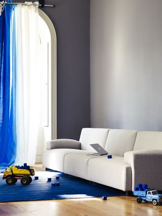 Hague blue living room with white Poliform sofa