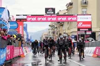 Davide Formolo and Jay Vine finish a cold and wet stage 10 at the Giro d'Italia