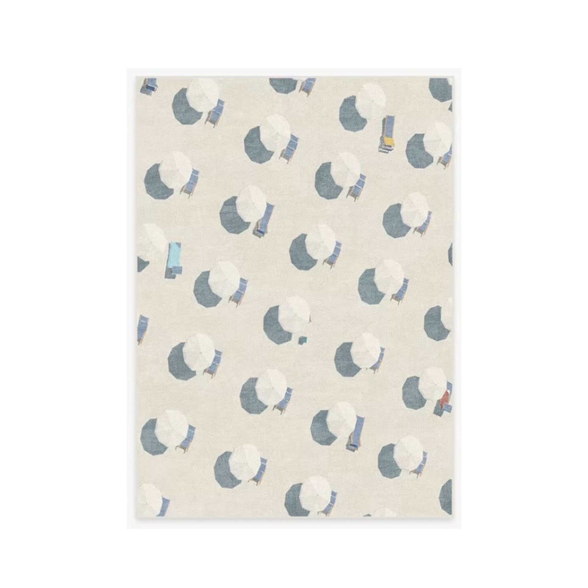 Permadani krem dengan kursi berjemur dan pola payung