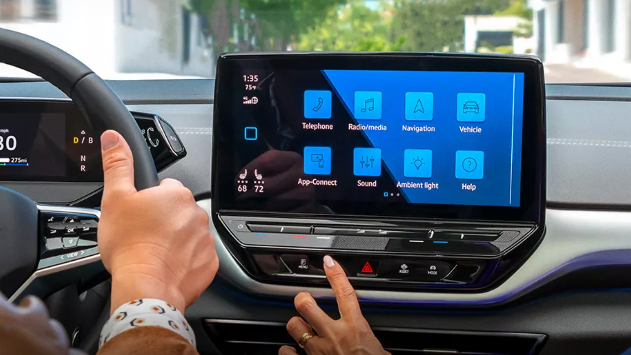 Egy kéz, amely megérinti a Volkswagen ID4 autó képernyőjét