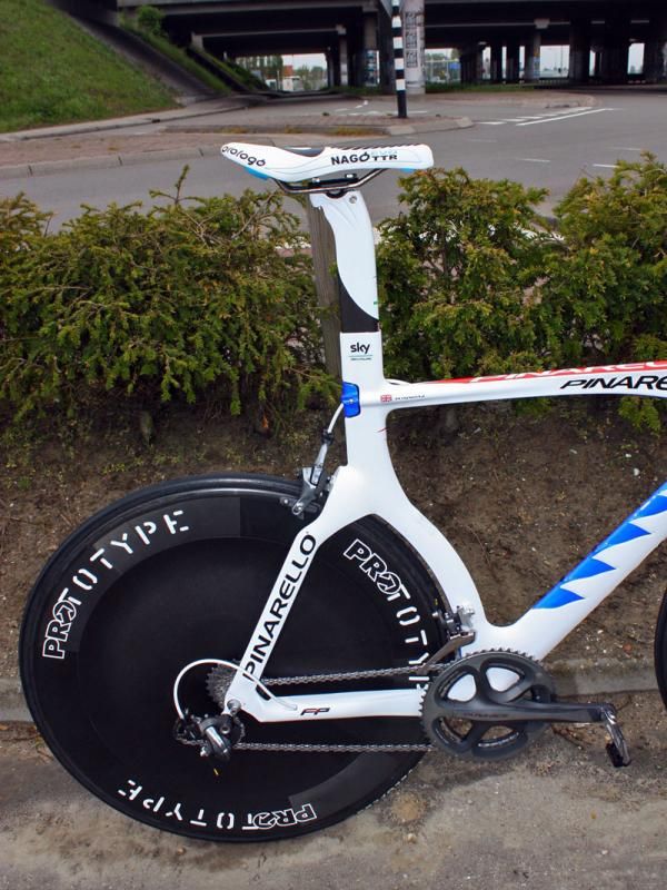 Others have already demonstrated that vertical surfaces produce less aerodynamic drag than angled ones and Pinarello looks to have taken the concept to the extreme with even the seat stays adopting a somewhat upright stance.