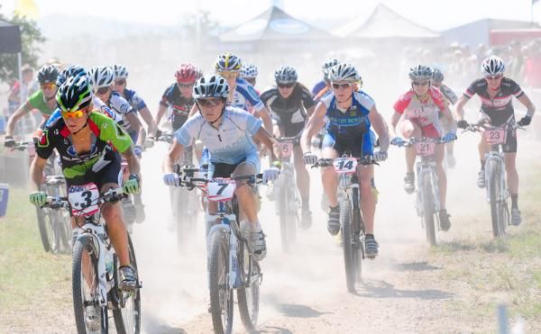 Elite women kick up dust at the start