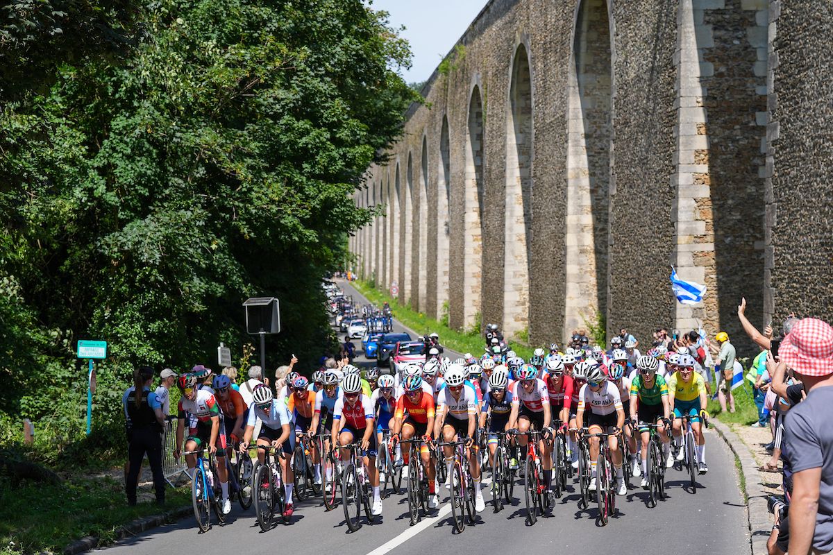 Picture by Zac Williams/SWpix.com - 04/08/2024 - Paris 2024 Olympic Games - Cycling Road - Trocadero-Trocadero (158.0km) - Paris, France - Women&acirc;s Road Race - The peloton passing Aqueduc de Buc