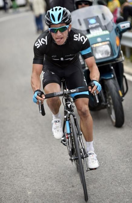 Sergio Henao (Sky) alone in the lead on the Alto do Malhao.