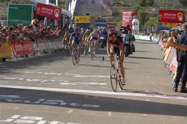 Alejandro Valverde (Caisse d'Epargne) crosses the line ahead of David de la Fuente (Fuji-Servetto), Cadel Evans (Silence-Lotto), Robert Gesink (Rabobank) and Ivan Basso (Liquigas)
