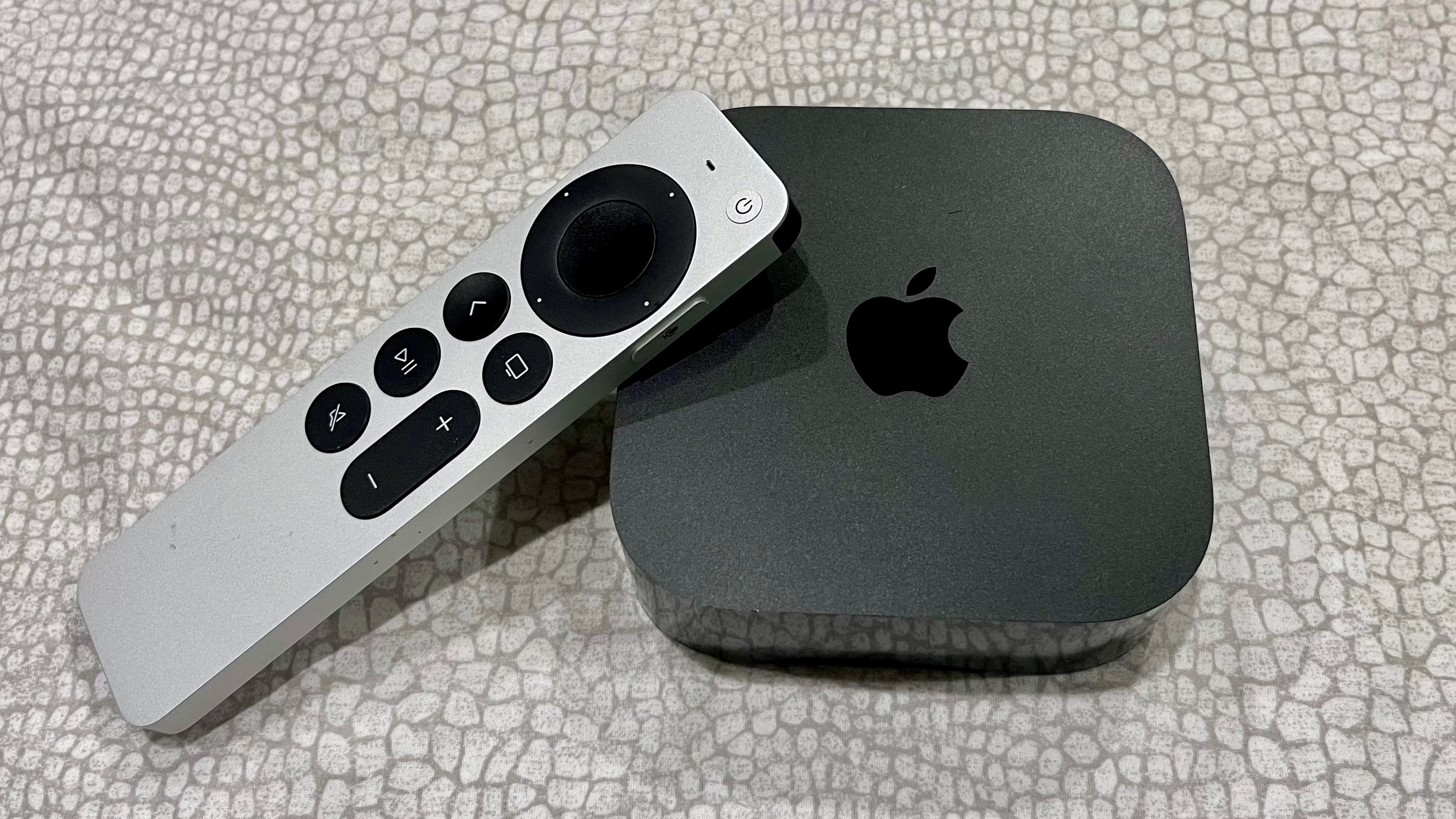 Apple TV 4K 2022 y control remoto Siri sobre fondo blanco