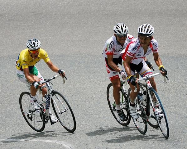 Jose Rujano (Loteria de Boyaca) pushes the pace on the La Linea ascent.