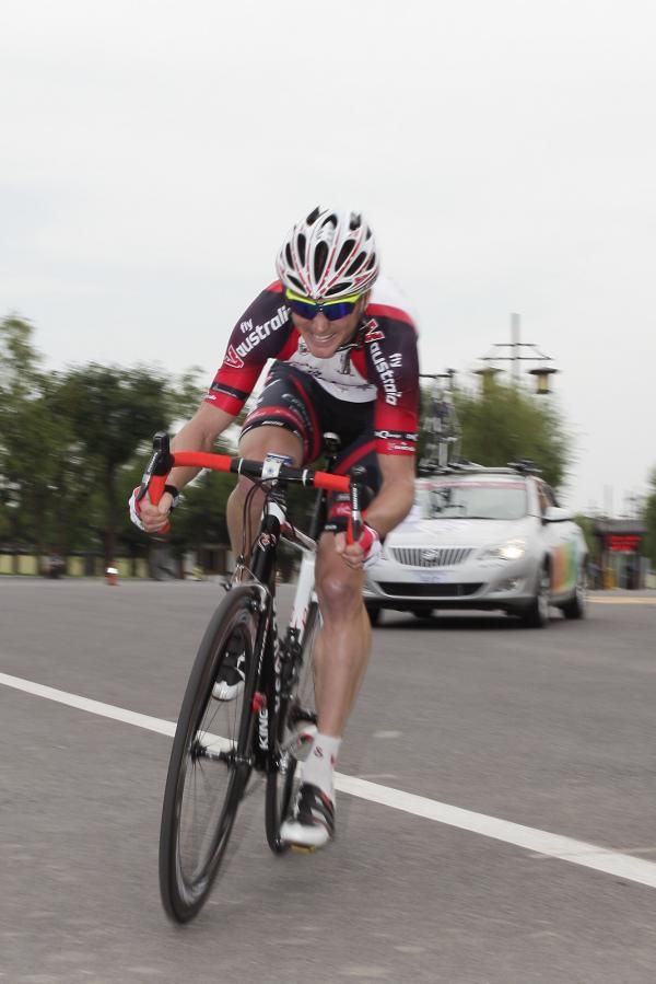 David Tanner (Fly V Australia) heads to third on the stage.