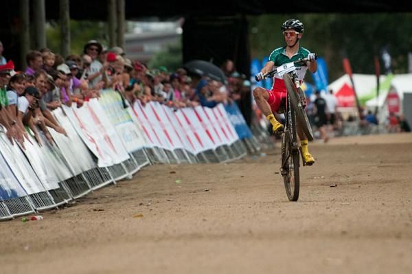 Marco Fontana (Cannondale Factory Racing) wheelies over the finish line