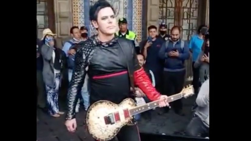 Rammstein guitarist Richard Kruspe takes his ESP guitar onto the streets of Mexico City for a singalong of Du Hast with fans