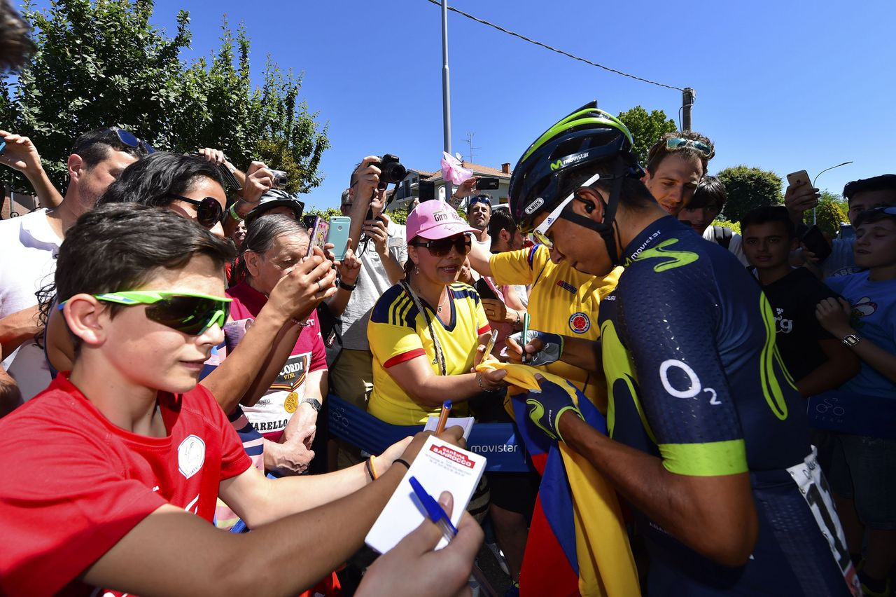 Colombian fans swarm Nairo Quintana