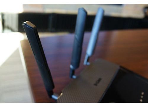 The DIR-880L features three oversized and adjustable antennas.
