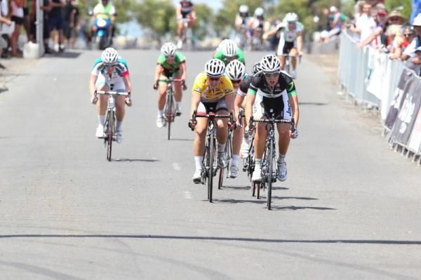Melissa Hoskins (GreenEDGE) sprinted to take third place ahead of Chloe Hosking (Total Rush)