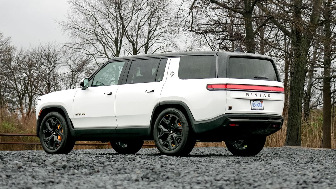 2025 Rivian R1S Tri-Motor test drive review.