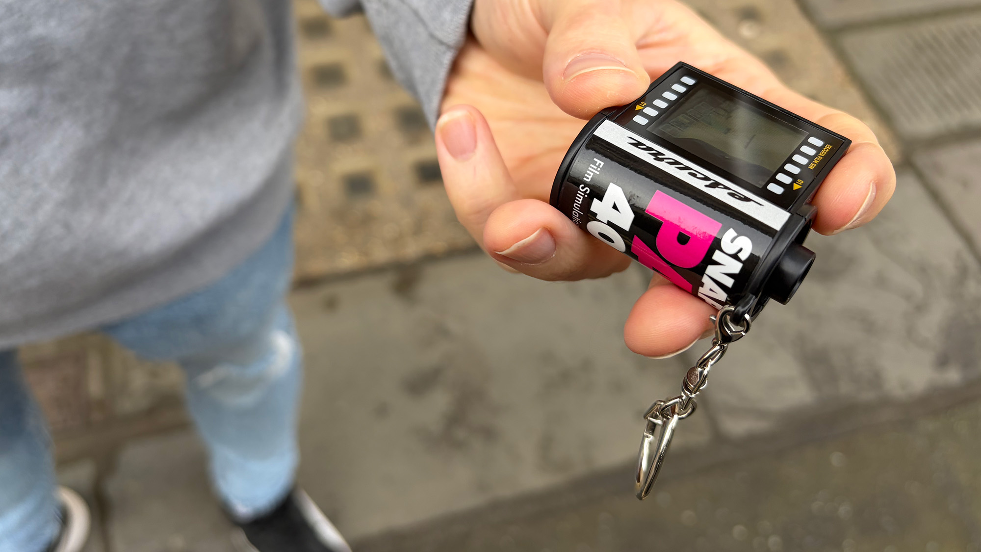 Escura SnapRoll in hand 