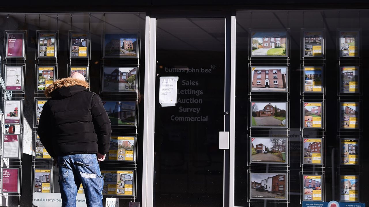 Estate agent&amp;#039;s window