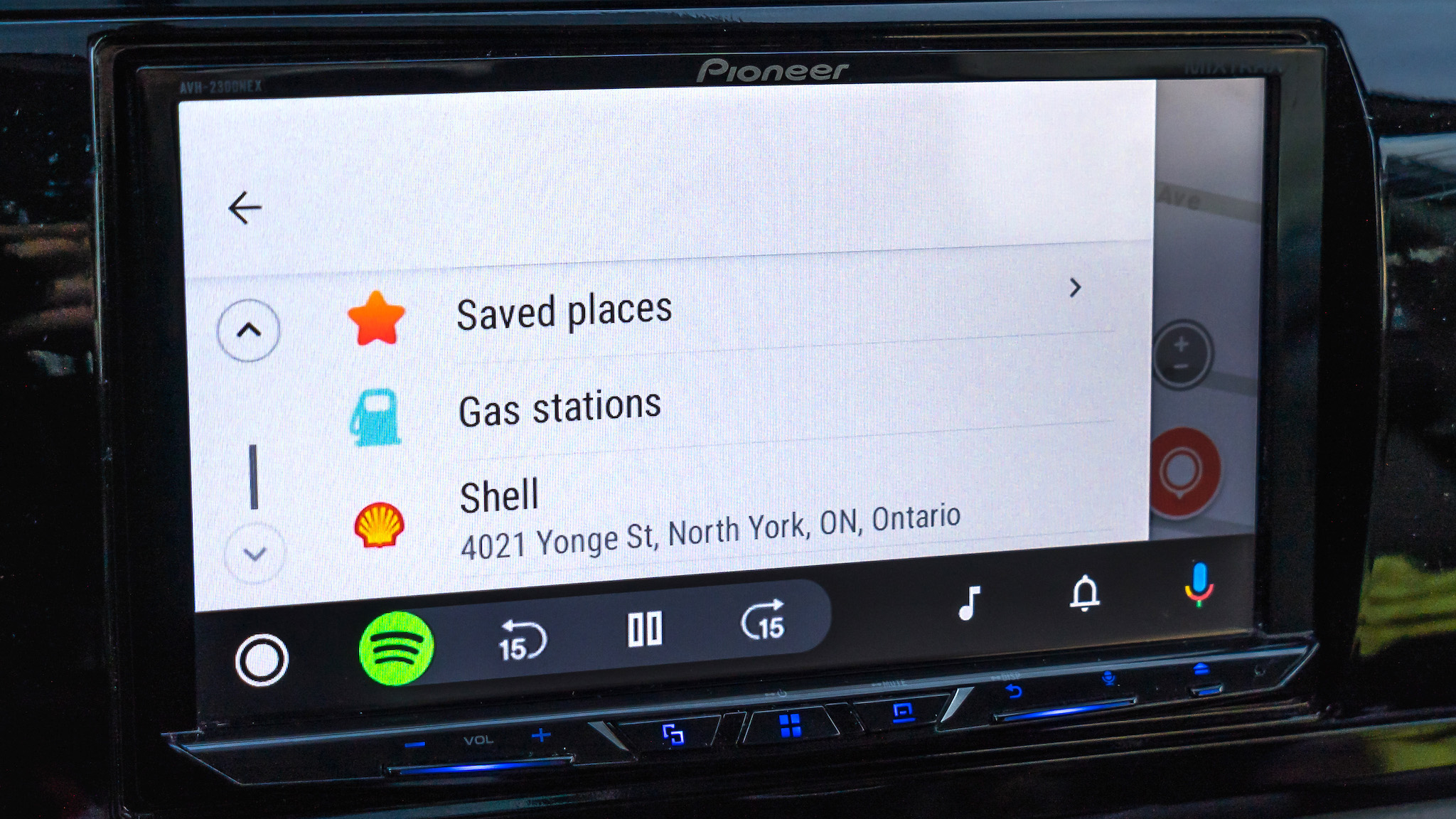 Android Auto'da çalışan Waze'de kayıtlı konumlar.