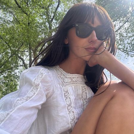 @makenna_alyse selfie in white doen lace top