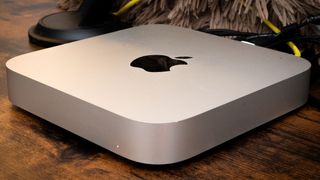 Apple Mac Mini M2 (2023) på et trebord
