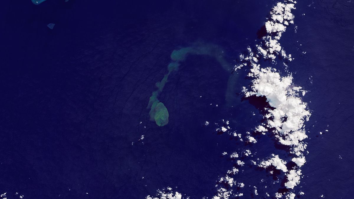Erupción submarina del «tiburón» captada en espectaculares imágenes satelitales