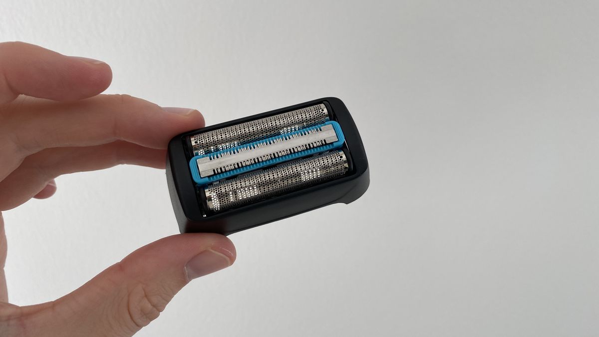 Remington F6 Style Series Aqua shaver head in the hand