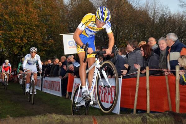 Tom Meeusen has plenty of clearance over the logs