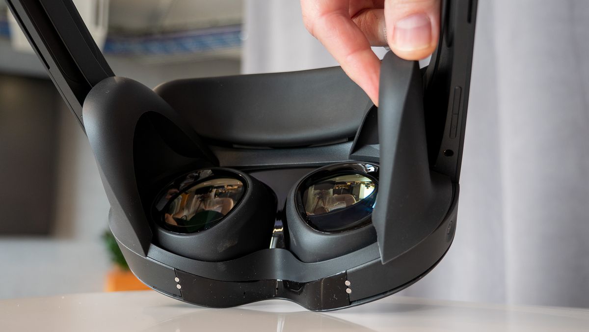 Removing the partial light blockers on the Meta Quest Pro