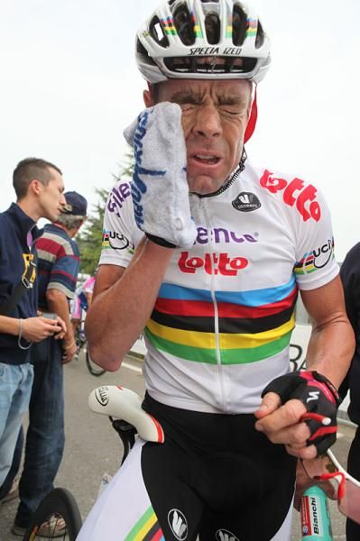 Cadel Evans (Silence-Lotto) wipes his face clean.