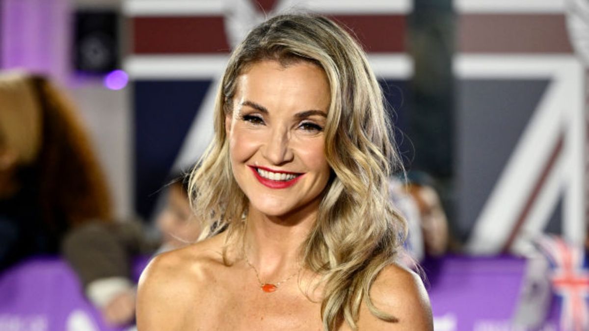 La robe sensuelle à paillettes d'Helen Skelton avec une ceinture audacieuse nous a préparés à éblouir le soir du Nouvel An.