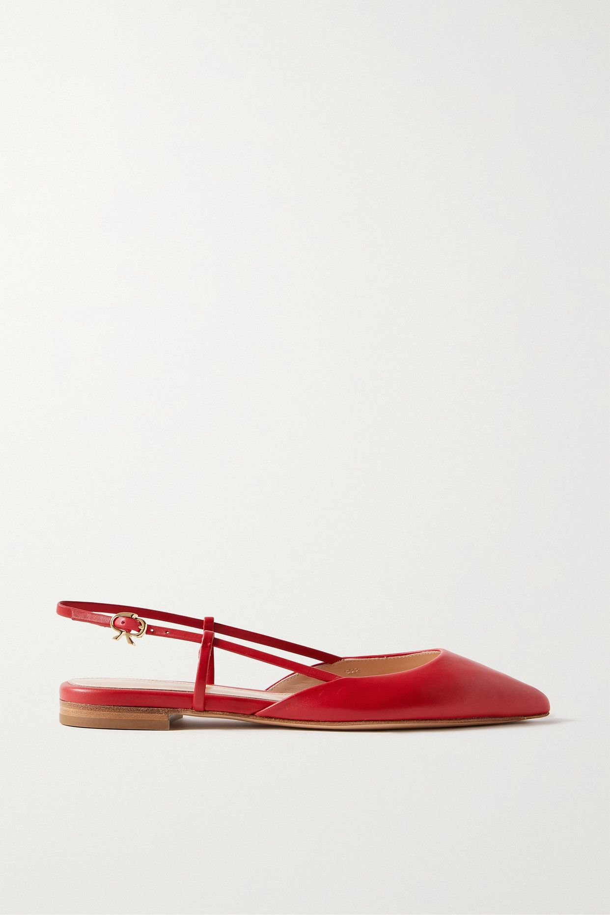 The Red Flat Shoe Trend Will Elevate Your Spring Jeans Outfits The Red Flat Shoe Trend Will Elevate Your Spring Jeans Outfits