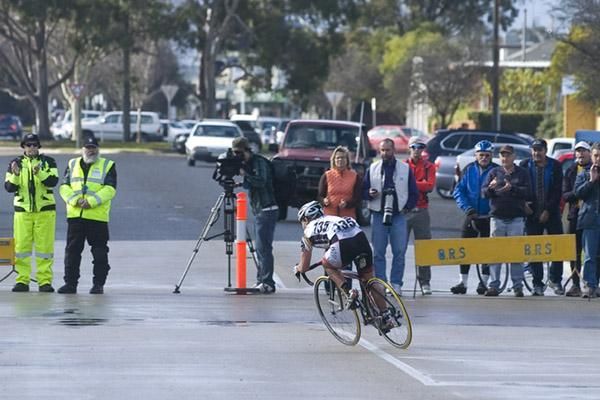 Alexander Ray (Lakes Oil.N.L) corners in the wet on the concluding laps of the stage six criterium in Bairnsdale.