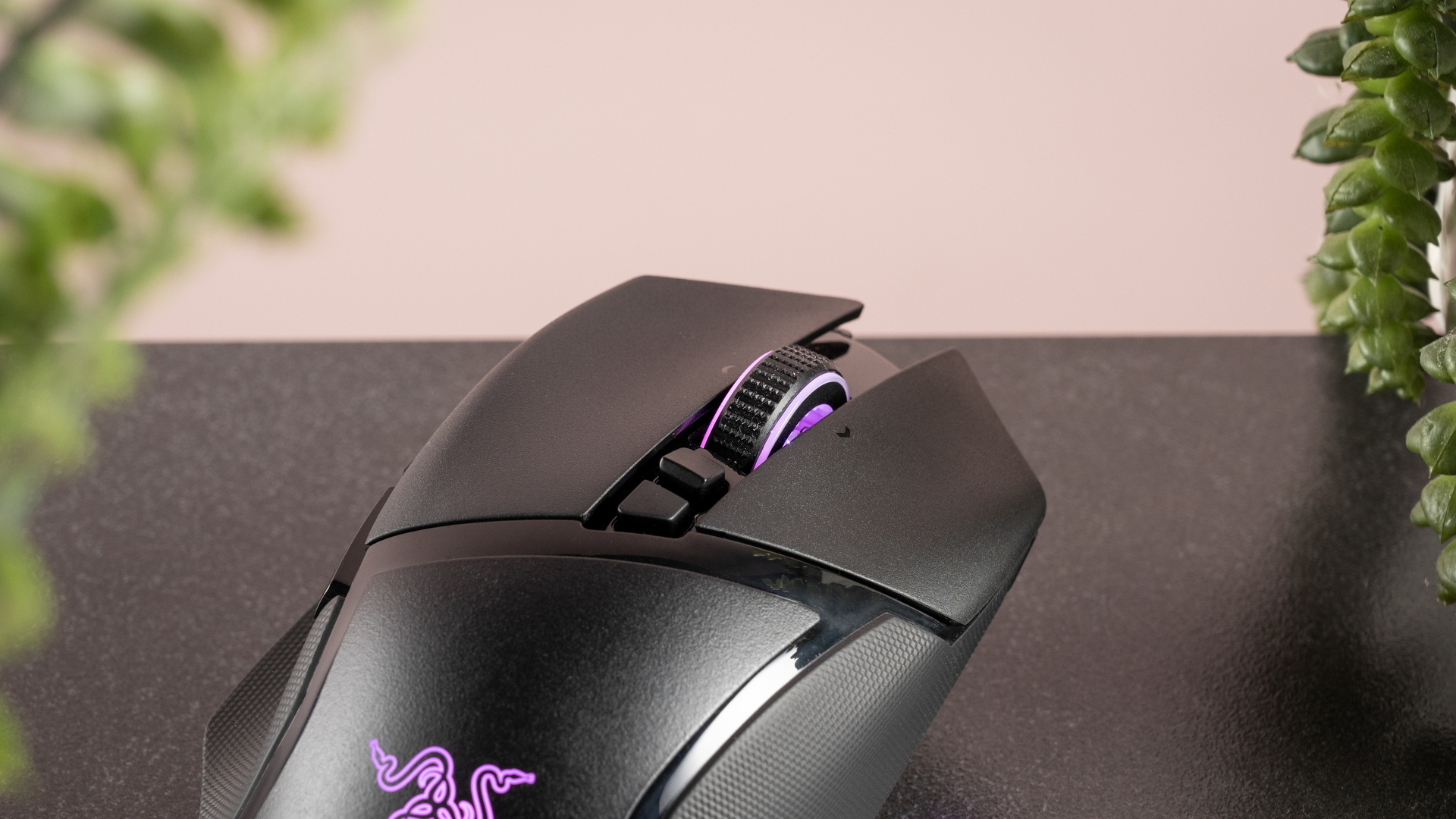 Um close dos botões do mouse no Razer Basilisk V3 Pro 35K