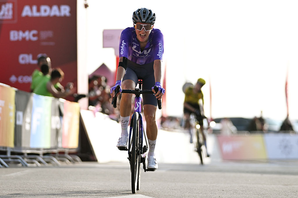 JEBEL HAFEET, Emirados Árabes Unidos - 8 de fevereiro: Monica Trinca Coronel da Itália e a equipe Liv Allua Jayco cruzam a linha de chegada durante o 4º UAE Tour Women 2026, Etapa 4, 156 km do Estádio Al Ain Hazza Bin Zayed até Jebel Hafeet 1.042 m / #UCIWWT / em 8 de fevereiro de 2026 em Jebel Hafeet, Emirados Árabes Unidos. (Foto de Tim de Waele/Getty Images)