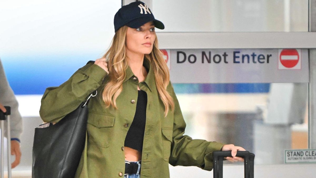 Looking Chic at the Airport in 2025 Means Wearing This Shoe Trend With Straight-Leg Jeans