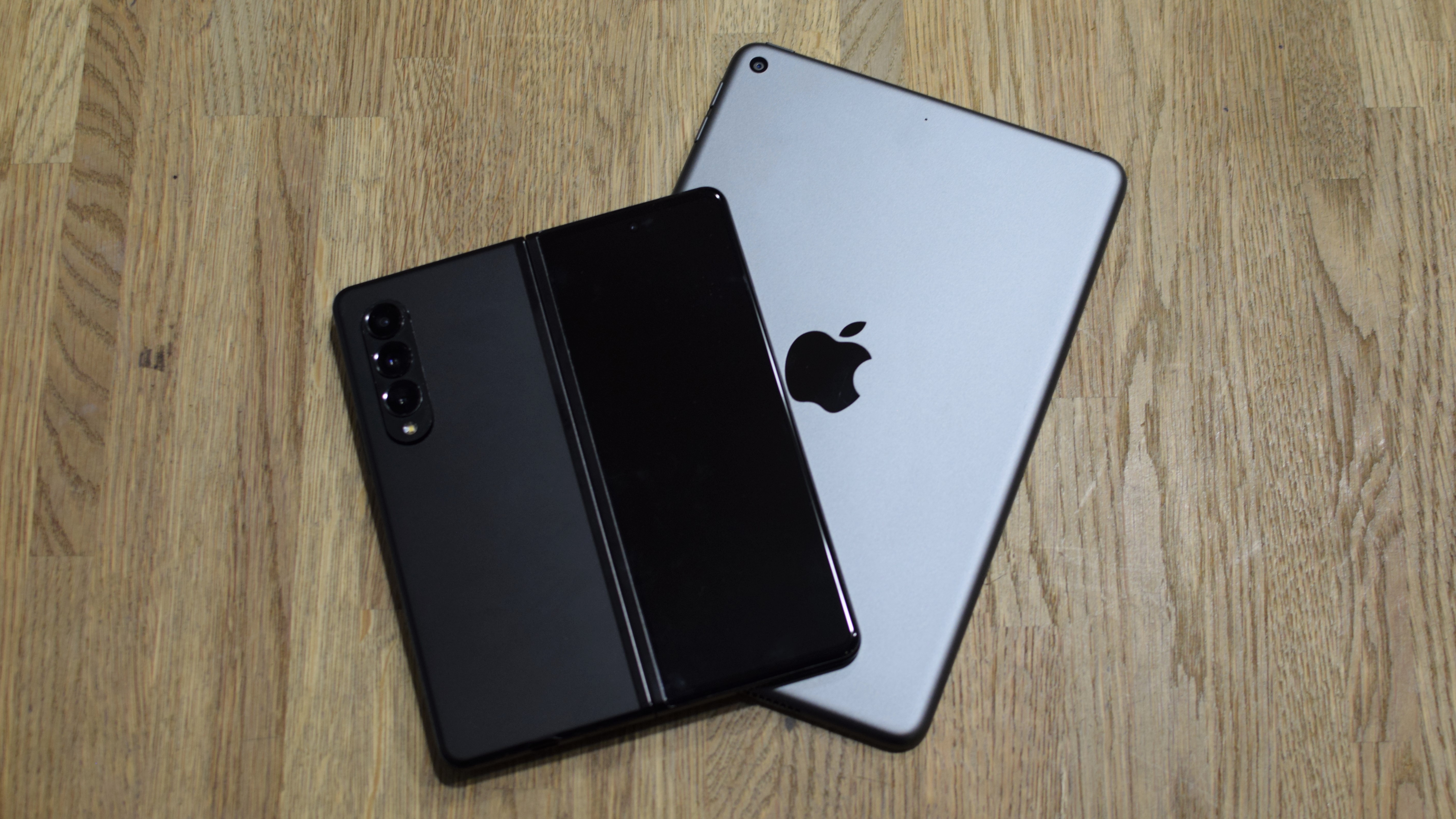 Фотография Samsung Galaxy Z Fold 3 вокруг iPad mini 5