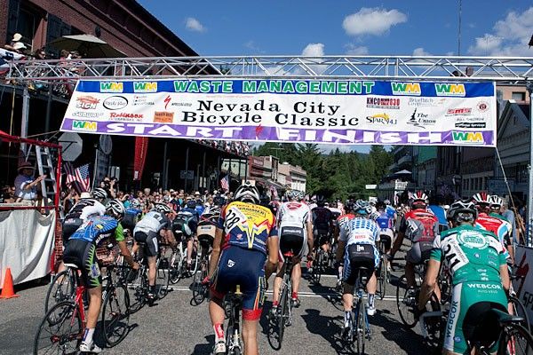 The men's elite category 3 race starts.
