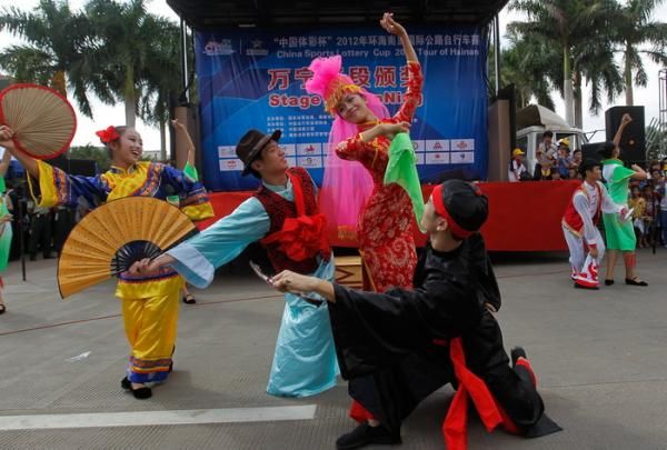 Some entertainment at the Tour of Hainan