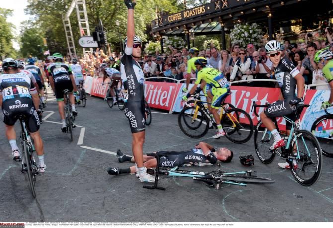 Cavendish's teammates call for help after the crash
