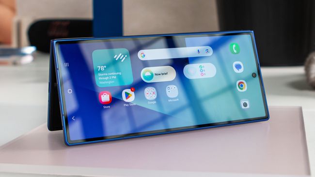 Появились первые подробные характеристики широкого складного смартфона Samsung