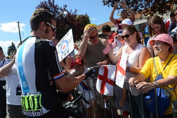 Bradley Wiggins signs autographs on stage 7