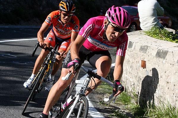 Marco Pinotti (T-Mobile Team) and Luis Felipe Laverde Jimenez (Ceramica Panaria - Navigare) push towards the finish line.