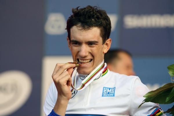 Romain Sicard (France) with his Under-23 gold medal and rainbow jersey.