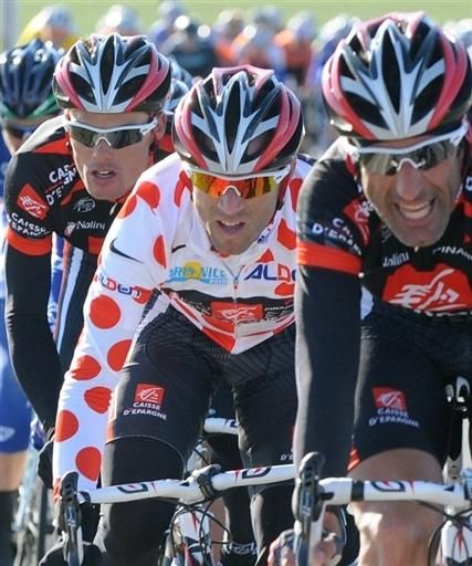 Alejandro Valverde (Caisse d'Epargne), the KOM leader, made the front split.